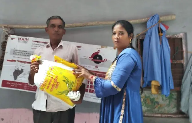 Staff of MAIN handing over flood relief kits during the Delhi floods